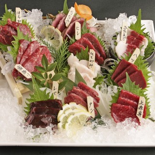 熊本の馬刺しがなんと10種類以上も！予約にて10点盛も可能！
