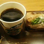 Starbucks Coffee - ショートドリップコーヒー280円（税込）とハニーハム＆チュダーチーズサンドイッチ460円（税込）