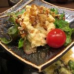 あなごと日本酒 なかむら - ポテトサラダには、穴子の骨チップがトッピングしています