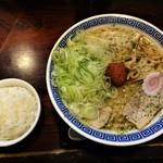 からみそラーメン ふくろう - からみそラーメン 大盛 930円+ ねぎ大盛り 100円（税込）と、ライス 100円（税込）。