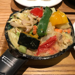 野菜を食べるカレーcamp - 1日分の野菜カレーに、シーフードグリーンカレーがルーだけでなく、シーフードごと丸々追加されているのでとんでもない量…‼︎