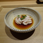 鮨 麻葉 - 真鱈の白子　 小鹿田焼きの伝統技法、「飛び鉋」の器とよく合います