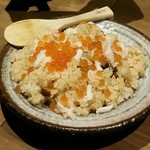 地下だけど入ったら雰囲気が良くて料理人がしっかり食事を作ってお酒もたくさんあって楽しいお店。ごんべえ - カニイクラご飯 