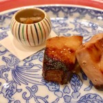 みくり - 焼き物：佐渡産ブリの味噌幽庵焼き　しめじと柚子の炊き合わせ添え。味噌とみりんがノリにノったブリの脂とベストマッチ(*´∀`)♪