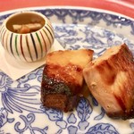 焼き物：佐渡産ブリの味噌幽庵焼き　しめじと柚子の炊き合わせ添え