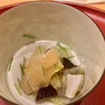 みくり - お造り-1：福岡・宗像産ふぐのぶつ切り サラダ仕立て かぼすと椿オイルのドレッシング　白菜と焼いた椎茸、赤かぶのスライスと共に（撮影する前に手をつけてしまいました(*´∀`)♪）