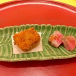 みくり - 右：佐賀牛もも肉　醤油で炊いたローストビーフ風　茗荷の甘酢漬けを叩いたものを挟んで、左：子持ち昆布の揚物