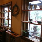 杢のはな - 窓辺には焼き物が並んでいます