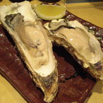 地物産品料理処根ぼっけ - 岩牡蠣。