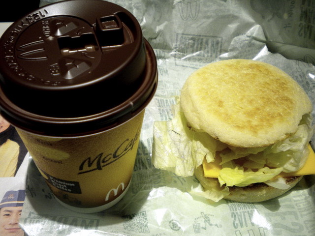 こちらのお店は電源コンセントとwifiのあるマックです 朝マック サラダマリネマフィン 100円 ホットコーヒー 100円 By にょろ55 マクドナルド イオン本牧６番街店 山手 ハンバーガー 食べログ