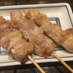 魚大将 うまかっぺや - 料理写真:焼鳥3本¥330(税別)、もも、ぼんじり、せせり