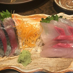 魚大将 うまかっぺや - 料理写真:しめ鯖¥350(税別)、カンパチ刺し¥380(税別)