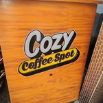 COZY Coffee Spot - お店の名前は『COZYCoffeeSpot(コジーコーヒースポット)』。なんと！それいゆさんで購入したパンを
      こちらのカフェに持込みして食べてもいいんだって。これは嬉しいね～早速おじゃましてみることに