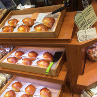 柿安 料亭本店 - クリームパン整列
