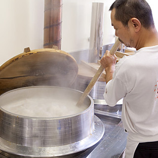 伝統技法「継ぎ足し製法」により生まれる豚骨100％のスープ