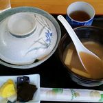 ドライブイン錦 - カツ丼は蓋付きで登場！