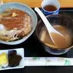 ドライブイン錦 - カツ丼６００円と味噌汁１５０円　計７５０円