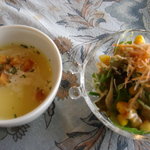 リン ロウ - オムライスランチのスープとサラダ