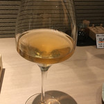 Kandahashian - 皮ごと作った白ワイン
      ほんのり赤色
