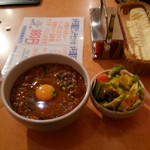 スパイスカフェ87 - スタミナカレー丼(950円)とスモールサラダ(280円)