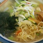 突撃ラーメン - 麺を引っ張り出し