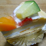 洋菓子のサフラン - カスタード　メロン、イチゴ、黄桃がイカス一品。