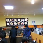 こがね製麺所 春日店 - ベルトコンベアー方式です