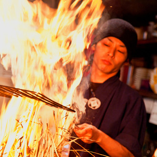 燃起1M以上火焰的稻草燒烤場面值得一看!