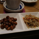 北子 - お通しは豆の炊いたんとじゃこのキンピラ