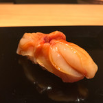 田しま - 赤貝。日本料理店でありながら、握りのレベルも高い。