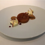 ラ クレリエール - 紅玉のタルト・タタン上を厚めにキャラメリゼしてフィユタージュに乗せて、キャラメルのグラスと生の紅玉、りんごのピュレを加えたクレームパティシエール