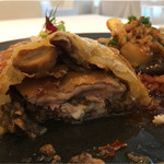 ラ クレリエール - サフクワッな焼き生地の具合は最高峰。ガルニの色々乗せた椎茸もソースに絡まり美味。