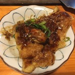 お好み焼 みなと屋 - お皿に取り分けて…　大きな牡蠣が乗っかっているでしょう