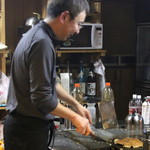 お好み焼 みなと屋 - ちょっとシャイな大将も健在！　こちらの鉄板で焼いて、目の前の鉄板に置いてくれるのでトビはねや焦げ付きもなく最後まで美味しくいただけます