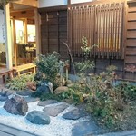 一心屋本店 - お店前に鰻のぼりの石が！