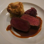 レストラン カーウントカー - 鹿ロース肉のロースト　オーストリア伝統的なソースと共に　林檎とセメルのアオフラオフ