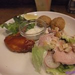 OATMAN DINER - ディナーセット：左からバッファローウイング、フライドマッシュルーム、ターキーサラダ