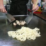 広島風お好み焼 くいしん坊 - ホルモンうどんを作る（生のホルモンとうどんを炒める）