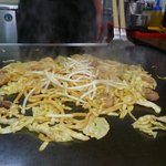 広島風お好み焼 くいしん坊 - ホルモンうどんを作る（最後にもやしを投入）