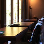 安寧 - 　窓にそってテーブル席が設けられています