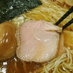 中華そば 七麺鳥 - しっとりした食感のピンク叉焼