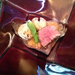 鉄板DINING集 - 黒毛和牛モモ肉のソテー　自家製味噌と朴葉の香り