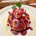 Dabi Joan - メニュー表通りの豪華な「苺のミルクパンケーキ」！