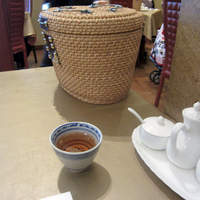 華湘 東武池袋店 - 籠の中にお茶があります