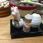 四季料理 海山 - 卓上調味料たち