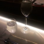 カモシヤ - ワイングラスが冷酒、左のが水