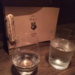 日本酒バル　owl - 左が冷酒、右がお水