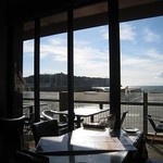 イル キャンティ ビーチェ - 店内から江の島を望む