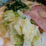 丸花 - 醤油豚骨ラーメン♪(ウズラ&キャベツ追加)