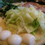 丸花 - 醤油豚骨ラーメン♪(ウズラ&キャベツ追加)